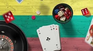 স্মার্টফোনে 6v666 বেটিং অডস বিশ্লেষণ করছেন একজন ব্যবহারকারী